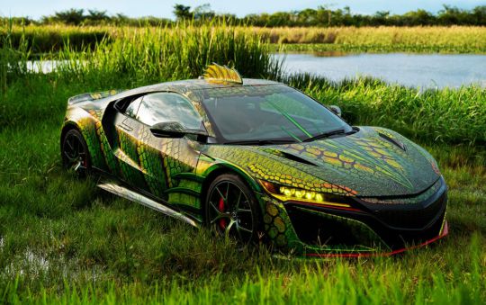 Le gagnant du concours de covering transforme une voiture en une étrange  créature du lac