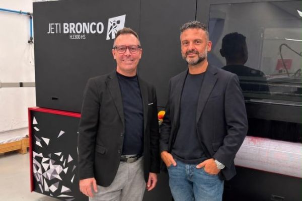 Massimo Costa, directeur des ventes Italie d'Agfa, et Tomasso Bux, PDG de Digibux Print