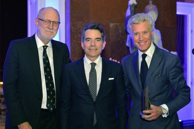 Jean-Franois Decaux (au centre), co-directeur de JCDeaux, a reu au nom de son pre Jean-Claude Decaux, le Prix FEPE Lifetime.