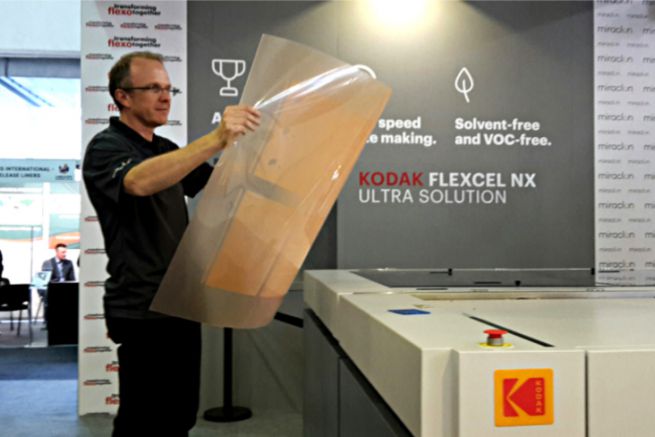 Francis Corrg, directeur du centre de technologie flexo zone EMEA, prsente le clich flexo Kodak Flexcel NX Ultra