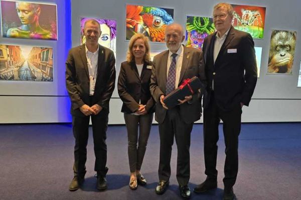 De gad : Gil Oron, PDG de Landa, Sabine Geldermann, dir. de la Drupa, Benny Landa, Erhard Wienkamp, DG de Messe D�sseldorf