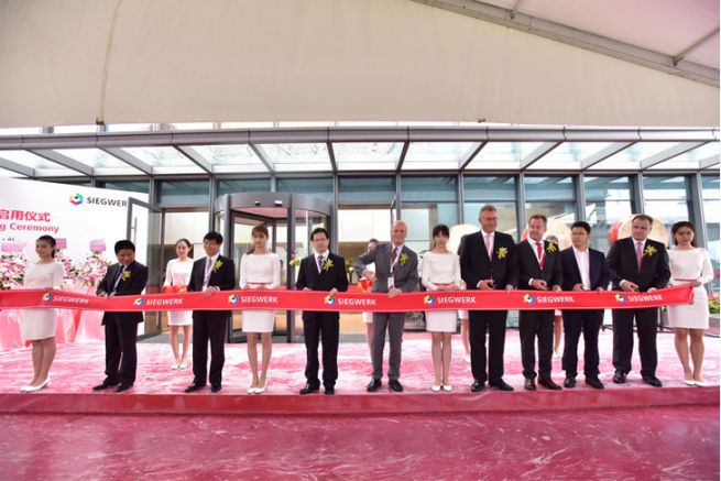 Coupe du ruban lors de l'inauguration du nouveau INKube de Siegwerk  Shanghai.