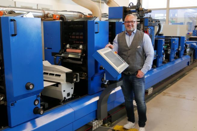 Giuseppe Gallelli devant une Gallus TCS 250 remise  niveau.