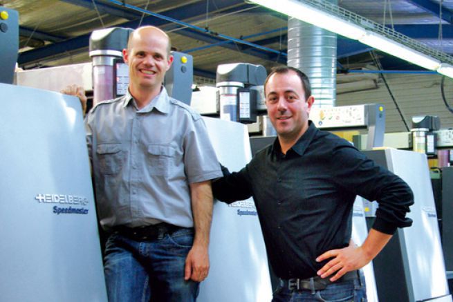 David Boisson ( gauche), directeur de l'imprimerie Imp'act, pose avec son associ Alexis Alvarez devant la Speedmaster XL 106