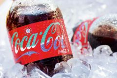 Pour Noël, Coca-Cola transforme ses étiquettes en noeud