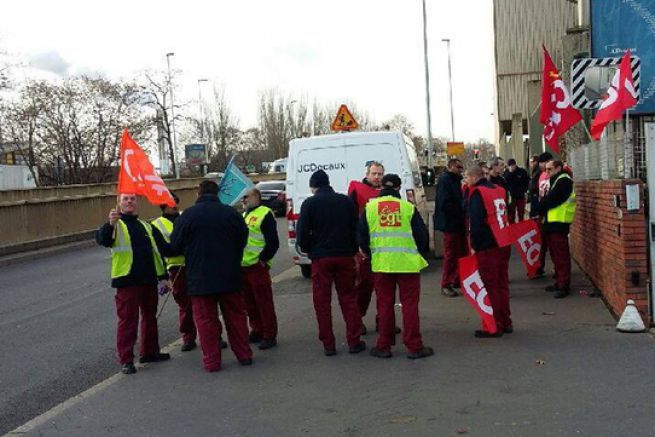 Le 13 janvier, des salaris tenant un piquet de grve devant le site JCDecaux de Gennevilliers dans les Hauts-de-Seine.