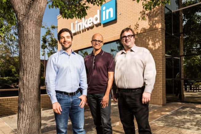 Jeff Weiner, directeur gnral de LinkedIn, Satya Nadella, directeur gnral de Microsoft, et Reid Hoffman, prsident du conseil