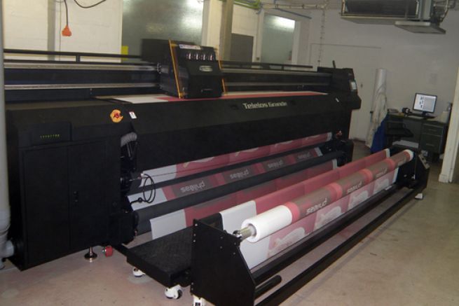 Cette machine d'impression numrique textile Teleios Grande G5 de d.gen a une laize de 3,3 mtres.