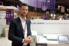 Florian Le Roux, ingnieur d'affaires de Riso, et la ComColor GD9630 au salon Graphitec 2017.