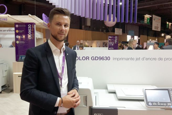 Florian Le Roux, ingnieur d'affaires de Riso, et la ComColor GD9630 au salon Graphitec 2017.