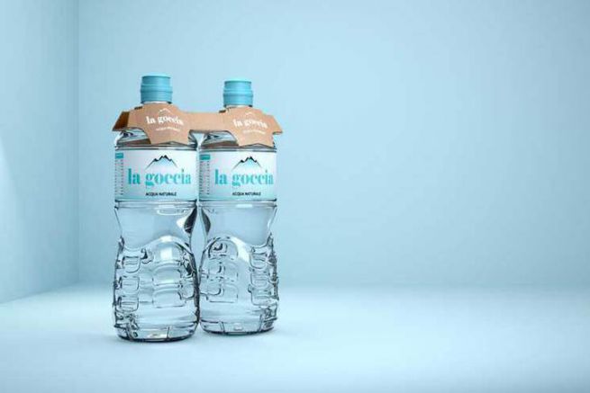 Bouteille d'eau en plastique recyclable fin et transparent on Craiyon