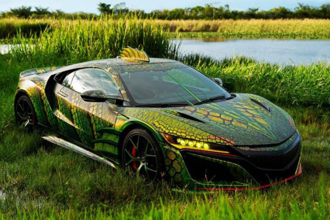 Le gagnant du concours de covering transforme une voiture en une étrange  créature du lac
