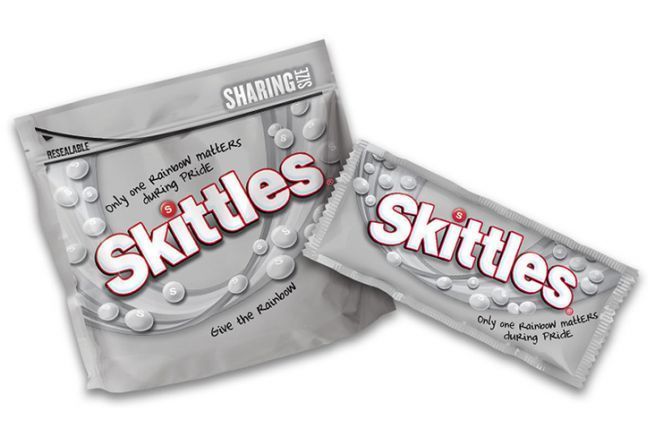 Ne cherchez pas  rgler les couleurs de votre cran : l'emballage des bonbons Skittles est bien imprim en niveaux de gris !
