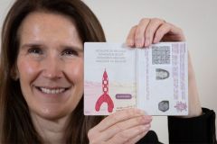 Sophie Wilms, vice-Premire ministre et ministre des Affaires trangres de Belgique, prsentant le nouveau passeport  