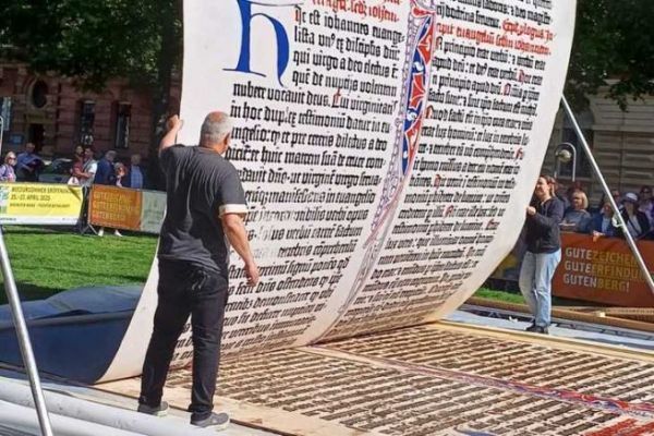 Record : une page de la Bible de 35 m2 imprimée par la Société Gutenberg