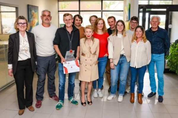 Cédric Franques reçoit le titre de Maître artisan imprimeur pour ses finitions L'équipe de l'Imprimerie Rhode avec les codirigeants et leur mère