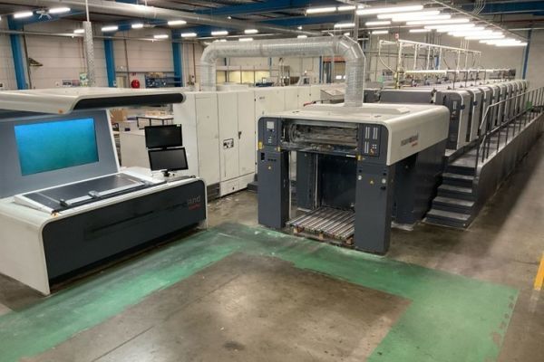 Presse offset Manroland de l'imprimerie Die Keure aux enchères