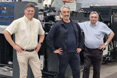 Simon Gravier au centre, entouré de Gilles Colin à gauche et Philippe Colin à droite.