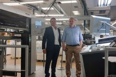 De g. à d., Bernard Bonanséa, ingénieur commercial Heidelberg, et Hubert de Maistre, DG Korus Packaging.