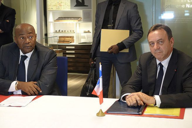 Pacme Moubelet Boubeya, ministre de l'Intrieur du Gabon, et Didier Trutt, PDG de l'Imprimerie Nationale