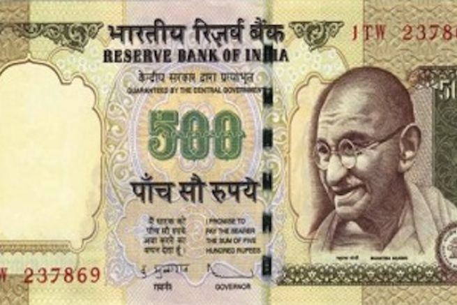 En Inde, les billets de 500 et 1 000 roupies sont retirs de la circulation et dtruits.