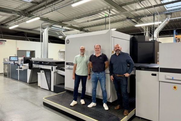  Johann Vanneau  et Nicolas Guillard, codirigeants de Cristalpack, et Philippe Bodet de HP France