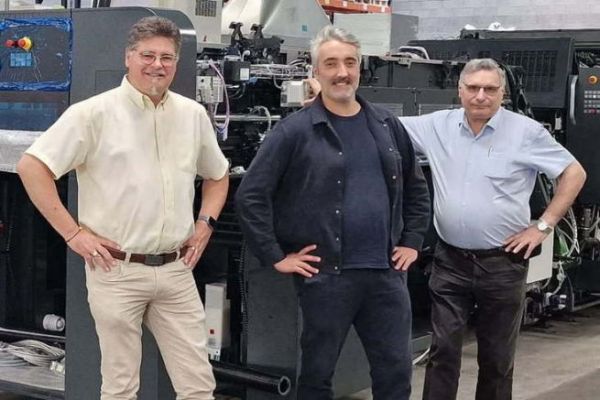 Simon Gravier au centre, entouré de Gilles Colin à gauche et Philippe Colin à droite.