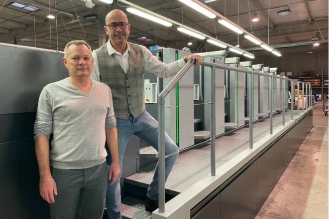 Bruno de Bue et Richard Moraly, devant la nouvelle presse Heidelberg