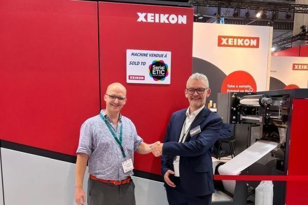 Marc-Olivier Epitaux ( gauche) aux cots du reprsentant de Xeikon