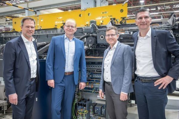 G  d : Florian Stappenbeck COO Koenig & Bauer Sheetfed, Michael Thomas, vice-prsident Factory Automation de Siemens, Marten va