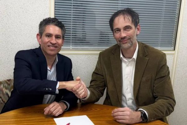 Raymond G. Coles, pr�sident de SMG Pixis, et Henning Meier, directeur commercial de Kolbus