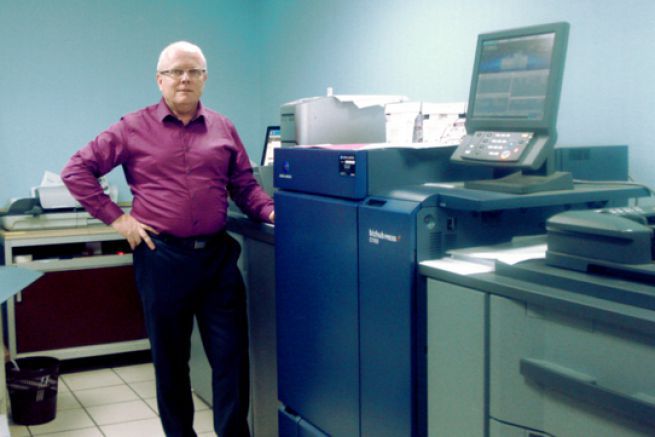 Gabriel Fraisse, co-directeur de l'imprimerie Bureau 2000, a reu cette Minolta C1100 business hub il y a quatre mois.