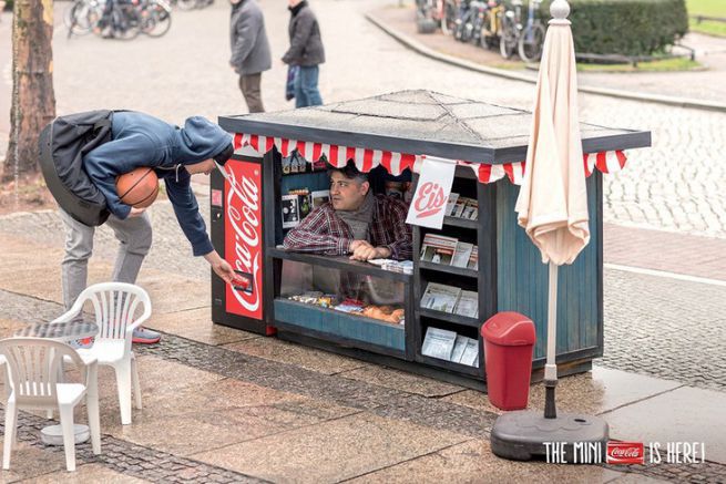 A Berlin, Coca-Cola a fait la promotion de ses canettes de 15 ml en installant des mini kiosques.